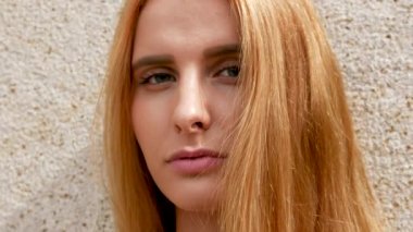 Çekici seksi redhead kadın portresi kapatın