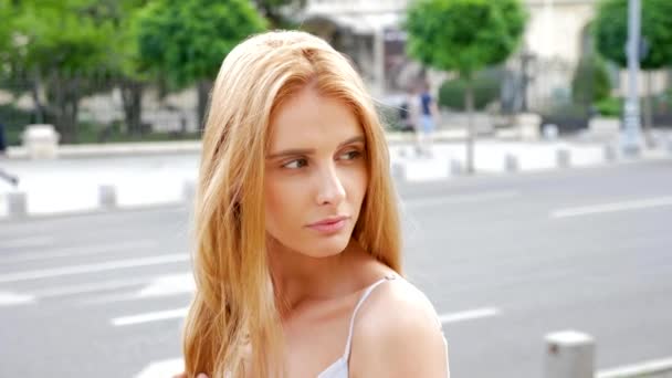 Misterious sensuelle rousse femme en plein air — Video