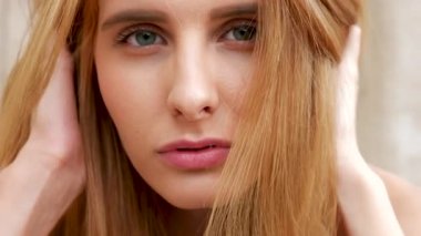 Kameraya bakarak şehvetli redhead kadın portresi kapatın
