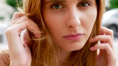 Saçları ile oynarken inanılmaz çekici Kızıl saçlı modeli