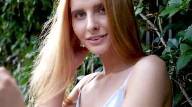 Güzel güzel çekici gülümseyen model kameraya poz