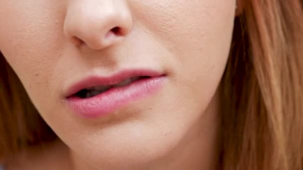 Belle mystérieuse femme rousse méconnaissable mordant sa lèvre — Video