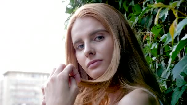 Gyönyörű gyönyörű vonzó modell pózol a kamerába — Stock videók