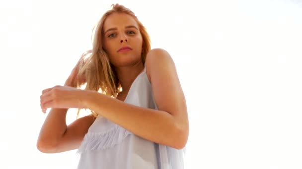 Linda Modelo Ruiva Atraente Posando Para Câmera Contra Sol Chamas — Vídeo de Stock