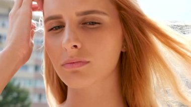 Kızıl saçlı model şehir rüzgar saçlı