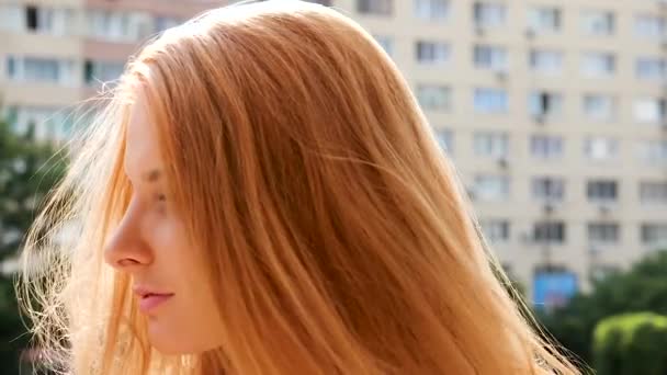 Κοκκινομάλλης γυναίκα μοντέλο κουνώντας το κεφάλι και τα μαλλιά πηγαίνει όλους τους τρόπους — Αρχείο Βίντεο