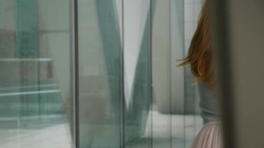 Kadın kameraya poz iş bölgesinde