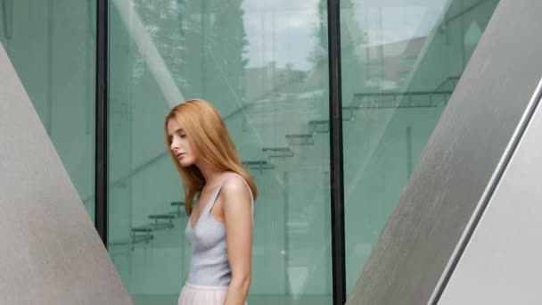 红发模特在商业区拍照 — 图库视频影像