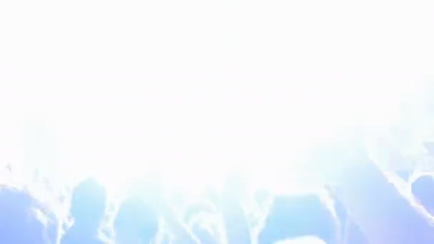 Multitud de personas en un concierto saltando y bailando con las manos en alto — Vídeo de stock