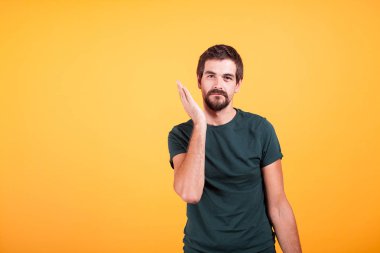 Yüzünde elleriyle ifade adam vurguladı