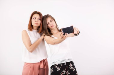 Bir selfie alarak iki mutlu kız