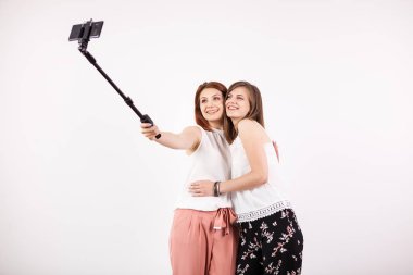 Bir selfie bir selfie sopayla çekerken çok eğlenceli sahip iki en iyi arkadaşlar