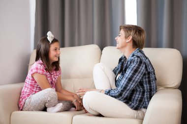 Anne ve kızı kanepede