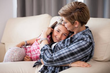 Birbirlerine silah tutan mutlu anne ve çocuk kızı