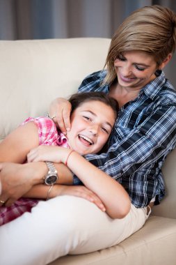 Mutlu bir aile portresi kapatın