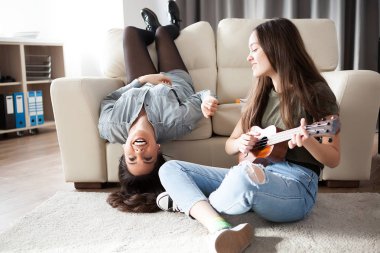 Mutlu kız oturma odasında kaliteli zaman geçirmek