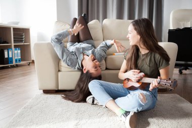 İki girlfirens eğleniyor yatak odasında kapatın