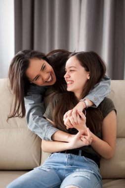 İki mutlu ve eğlenceli kız kardeş