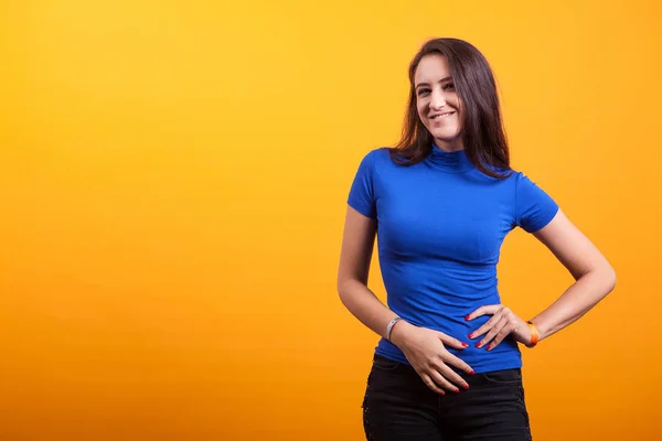 Junge Frau mit blauem T-Shirt lächelt — Stockfoto
