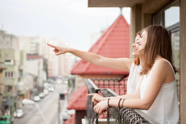 Due Amiche Che Parlano Ridono Balcone Strada Visibile Nello Scatto — Foto Stock