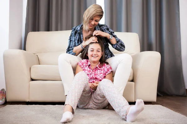 Mamma pettina i capelli di sua figlia — Foto Stock