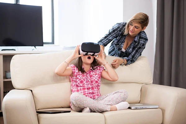 Dcera nosí Vr virtuální realita headset na hlavu — Stock fotografie