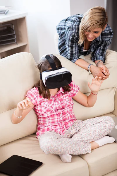 Šťastné dítě nošení virtuální realita headset a hraje hry — Stock fotografie