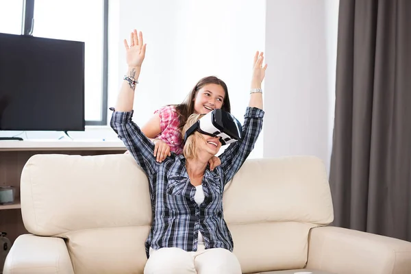 Heureuse femme d'âge moyen avec un casque VR sur jouer à des jeux — Photo