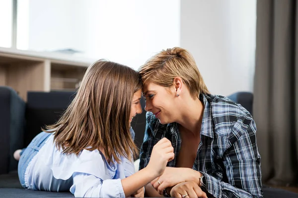 Madre e sua figlia si toccano la fronte — Foto Stock