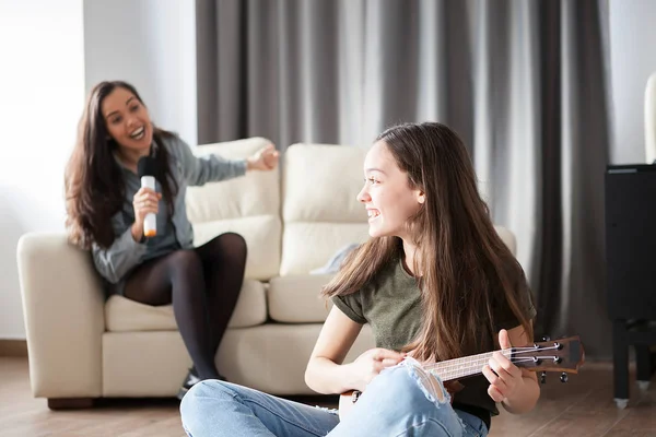 女孩朋友们玩得很开心 — 图库照片