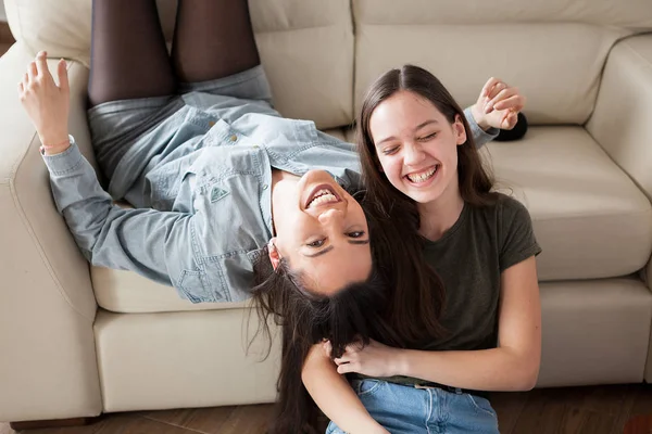 Foto espontânea de duas irmãs rindo — Fotografia de Stock