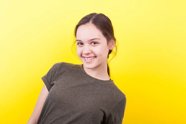 Retrato de feliz sorridente adolescente — Fotografia de Stock