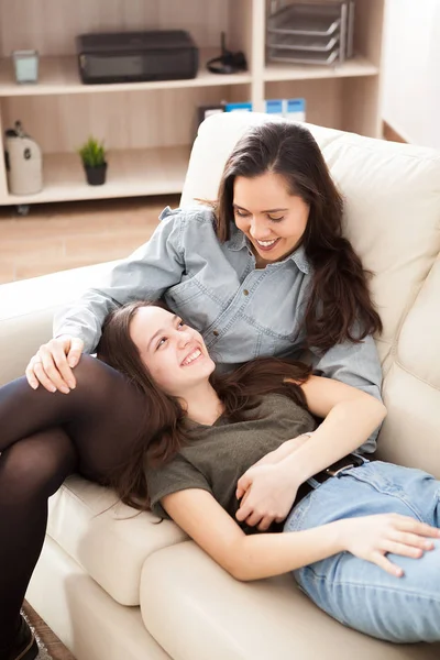 Zwei glückliche Schwestern verbringen viel Zeit miteinander — Stockfoto