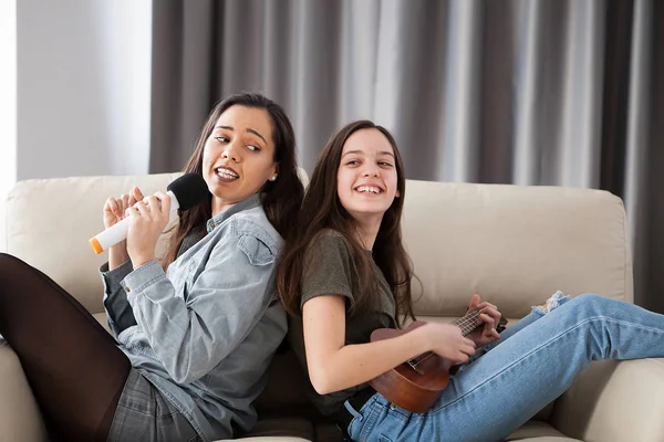 Glada vänner som har en fantastisk tid i soffan i vardagsrummet — Stockfoto