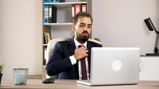Empresário vestindo um terno formal no escritório — Vídeo de Stock