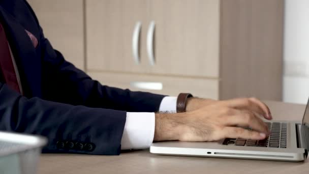 Zakenman handen in close-up te typen op het toetsenbord van de computer — Stockvideo