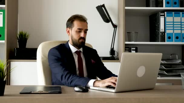 放大英俊的商人在他的办公桌上打字笔记本电脑键盘 — 图库视频影像