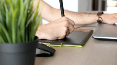 Grafik sanatçısı dijital tablet üzerinde çalışan