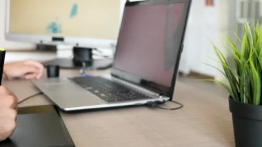Bir kalem tutan ve dijital tablet üzerinde çizim adam