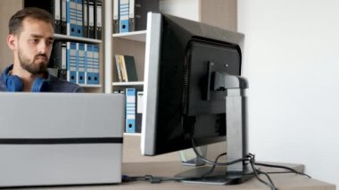 Kulaklık tasarımcı dijital tablet üzerinde çizim koyar