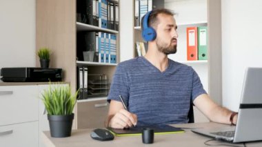 Yaratıcı kişi dijital tablet kullanarak çalışır ve çizer