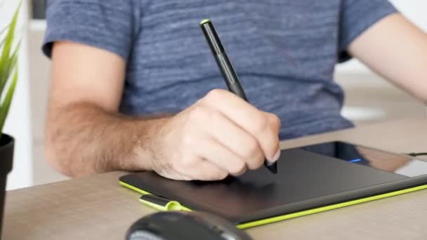 Artista de designer gráfico trabalhando em novo projeto usando um tablet digital — Vídeo de Stock