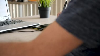 Adam bir kalem tutan ve dijital tablet üzerinde çizim eller