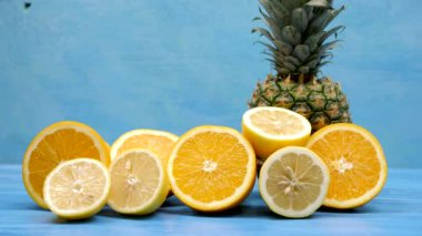 Ananas, portakal ve dilimlenmiş limon