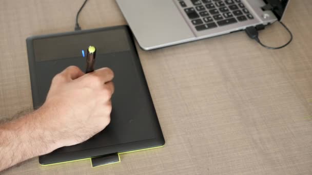 Bovenaanzicht van graficus hand tekenen op een tablet-digitale — Stockvideo