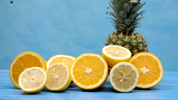 Ананас, апельсины и нарезанные лимоны — стоковое видео