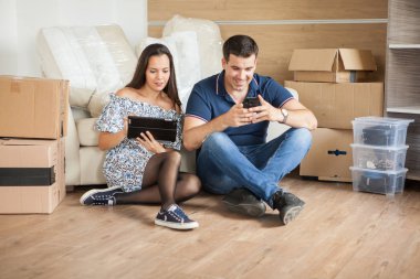 Yeni bir eve taşıdıktan mutlu çift