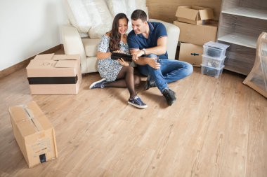 yeni ev dekorasyon düşünerek mutlu çift