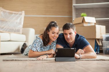 Online alışveriş için yeni mobilya yeni apartmanda yalancılık aşağı çift