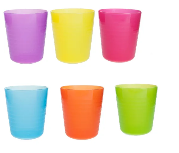 Multicolor plastic bekers op witte achtergrond geïsoleerd — Stockfoto